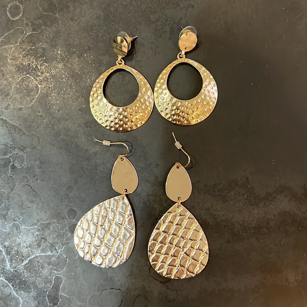 Set of two: Gold earrings